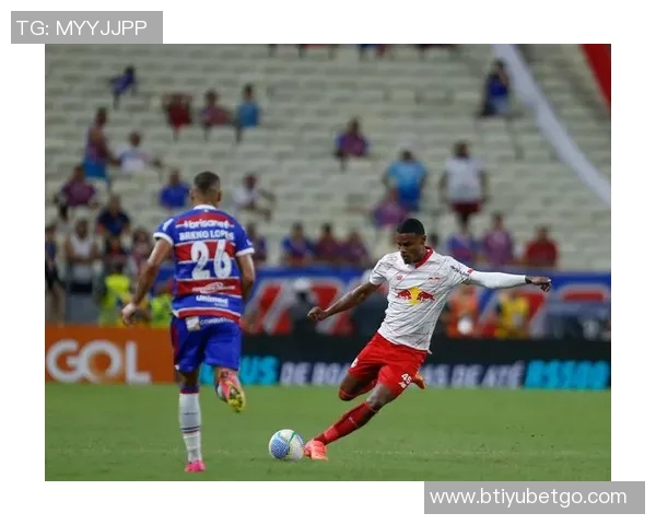 巴甲门将开球失误被对手偷袭瞬间引发全场哄笑