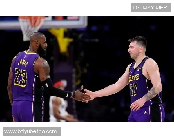 皮尔斯与女主持探讨男友点赞大屁股女是否算出轨引发热议